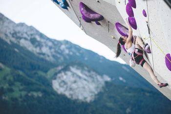 Zlata medalja za plezalko Saro Čopar na mladinskem SP v Dallasu Zlata medalja za plezalko Saro Čopar na mladinskem SP v Dallasu