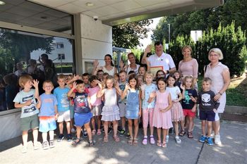 Župan dr. Peter Verlič skupaj z otroki iz vrtca Kobacaj iz Sončnih dvorov do občinske hiše po novi povezovalni poti