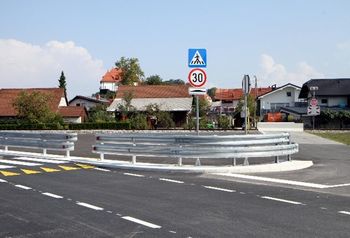 Ukinjen je železniški prehod, zgrajena povezovalna cesta na Polzeli in nov prometni režim