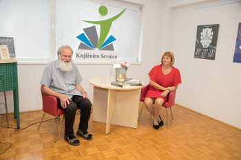Pater Gržan v knjižnici spet predstavil svojo novo knjigo