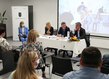 Župan Bojan Šrot podpisal pogodbo o rekonstrukciji stavbe ZD Celje na Gregorčičevi 5 Župan Bojan Šrot podpisal pogodbo o rekonstrukciji stavbe ZD Celje na Gregorčičevi 5