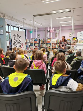 Poučno pravljični sprehod prvošolcev po knjižnici