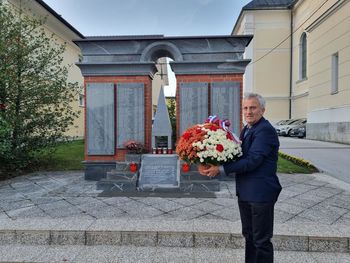 Podžupan je v spomin na pokojne prednike položil cvetje