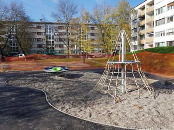 Na Vojkovi ulici v mestni četrti Slavko Šlander smo obnovili otroško igrišče