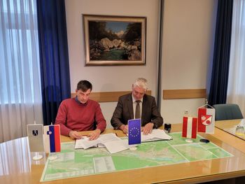 Župana Račič in Perdacher podpisala pobudo za uvedbo letnega pavšala za uporabo avtocestnega predora Karavanke