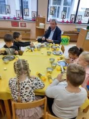Zajtrk z g. županom Mauricijem Humarjem na tradicionalnem slovenskem zajtrku