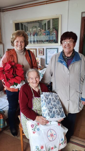 V DRUŠTVU UPOKOJENCEV - PROJEKT STAREJŠI ZA STAREJŠE ŠMARTNO PRI LITIJI OBISKALE DVE 90 LETNICI