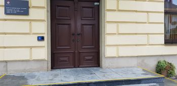 Zvonec za invalide, nameščen na občinsko zgradbo