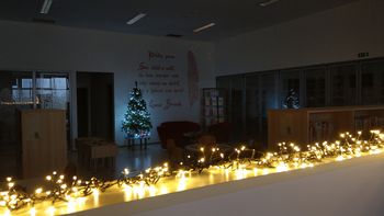 Ko se v knjižnici prižgejo praznične luči …