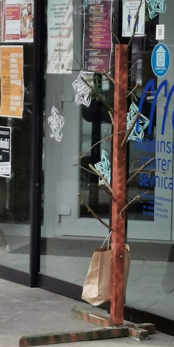 Srčno drevo v MC Sevnica – Če nimaš vzemi, če imaš, prinesi. 