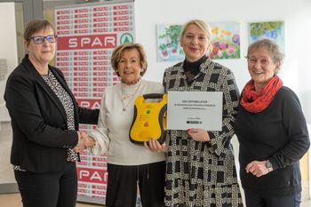 SPAR Slovenija stanovalcem oskrbovanih stanovanj na Bledu priskrbel defibrilator 