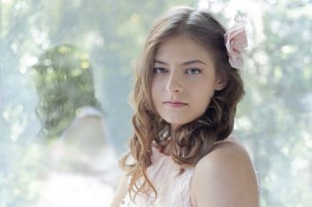 Okno Radogost in Zbirka Ogled, fotografinji Jožica Mikek - Veber in Taja Albonela in glasbenica Tija Valentinc  