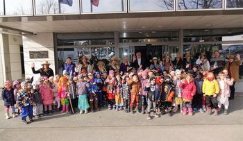 Maškarce iz vrtcev Kekec, Kobacaj in Sonček obiskale občinsko hišo Maškarce iz vrtcev Kekec, Kobacaj in Sonček obiskale občinsko hišo