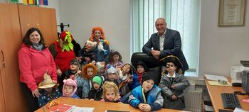 Maškarce iz Vrtca Ig na obisku pri županu