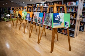 Razstava v Občinski knjižnici Prebold: Mini, maksi – cvetje je veselje