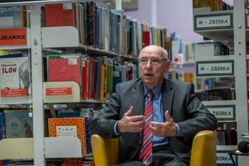Pisatelj Ernest Jazbinšek na obisku v Občinski knjižnici Žalec