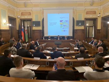 Ljubljanska urbana             regija tudi prihodnja štiri leta učinkovito povezana za uresničevanje trajnostnega             razvoja regije