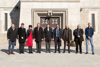Minister Arčon obiskal Pomnik miru na Cerju