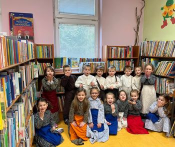 Otroci Folklorne skupine Ježki z nastopom presenetili knjižničarke 