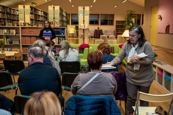 Maria Ana Kolman s trilogijo knjig o drevesih v preboldski knjižnici
