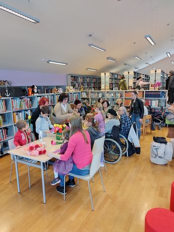 Rože iz krep papirja naznanile pomlad v preboldski knjižnici