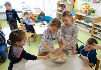 Večer z mamami v skupini Čebele