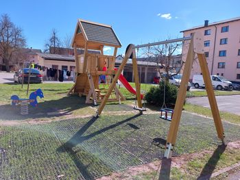 Med bloki na Tovarniški postavljena nova urbana oprema