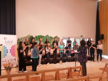 Mladinski zbor na reviji pevskih zborov v Domžalah