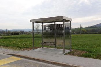 Avtobusni postajališči v Ponovi vasi in v Mali Loki z novima nadstrešnicama
