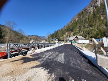 Popolna zapora na mostu čez reko Radovno v Krnici