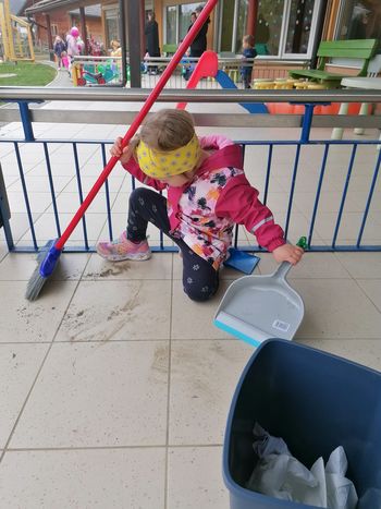 Urejanje okolice vrtca ob dnevu Zemlje