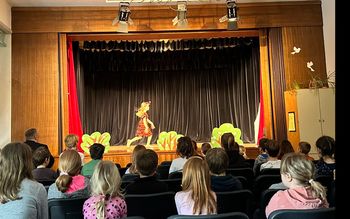 Na Vrhu Svetih Treh kraljev poteka že 12. državno srečanje gledaliških skupin podružničnih šol Slovenije Na Vrhu Svetih Treh kraljev poteka že 12. državno srečanje gledaliških skupin podružničnih šol Slovenije