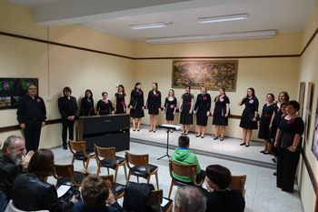Gostovanje ženskega pevskega zbora Biser pri Gorenjskem oktetu v Kropi