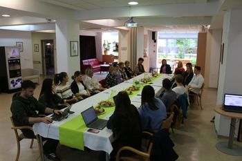 Temeljita razprava o dolgotrajni oskrbi za ljudi z demenco Temeljita razprava o dolgotrajni oskrbi za ljudi z demenco