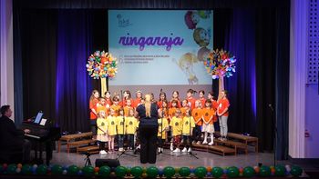 Nastop otroškega pevskega zbora Glasbene miške OŠ Sava Kladnika Sevnica na pevski reviji Ringaraja