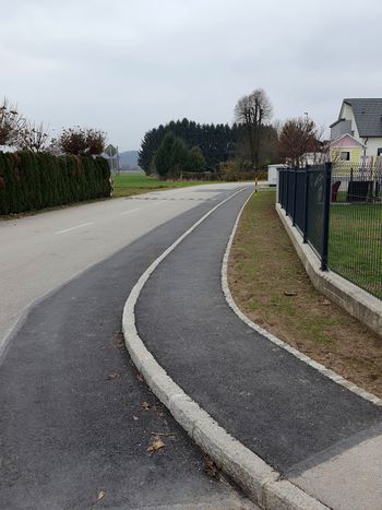 Na Ropretovi cesti zgrajen pločnik in saniran odsek ceste proti izviru Žeček