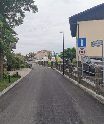 Na Slomškovi ulici v Mengšu sta trak na simbolični otvoritvi prerezala Franc Jerič in Marija Jagodic