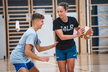 V Športni dvorani Mengeš poletne priprave za najboljše košarkarje in košarkarice