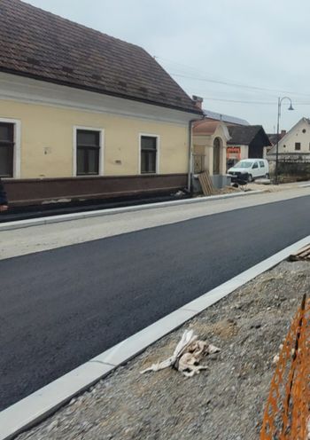 Pred Božičem dobiva prvi odsek Slovenske ceste grobi asfalt
