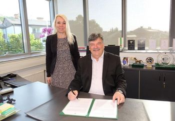 Podpis pogodbe za izdelavo projektne dokumentacije za izgradnjo prizidka k Osnovni šoli Brinje Grosuplje Podpis pogodbe za izdelavo projektne dokumentacije za izgradnjo prizidka k Osnovni šoli Brinje Grosuplje