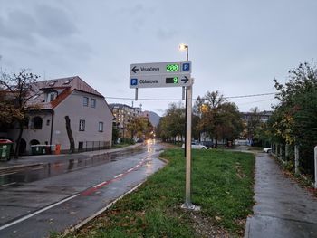 Preizkušanje digitalnih prikazovalnikov razpoložljivosti parkirišč