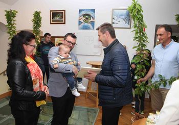 Župan Jože Kužnik z novorojenci