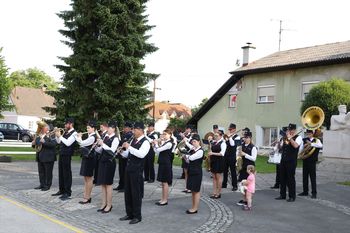 Tradicionalen uvod v proslavo vselej priskrbi Mengeška godba