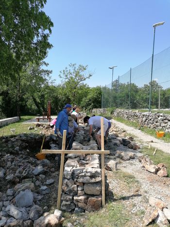 Na Vojščici smo popravili 18 metrov suhozida!