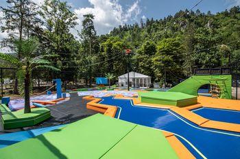 Največji zunanji trampolinski park v Sloveniji je na Bledu