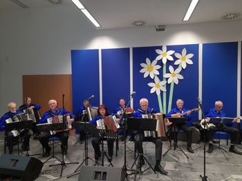 Zvoki pomladi s harmoniko, orglicami in citrami