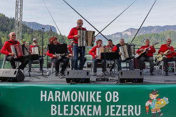 7. Srečanje harmonikaric in harmonikarjev ob Blejskem jezeru