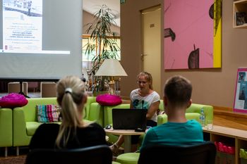 Po Angliji z avtom, šotorom, otrokom in psi – potopis v preboldski knjižnici