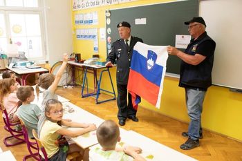 Častniki OZ SČ Mežiške doline obiskali vse OŠ v Mežiški dolini Častniki OZ SČ Mežiške doline obiskali vse OŠ v Mežiški dolini