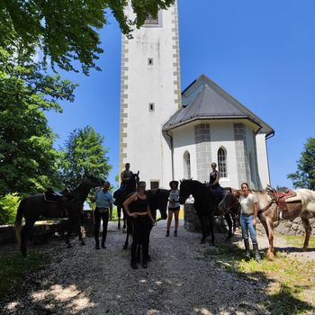 Društvena konjenica ob dnevu samostojnosti